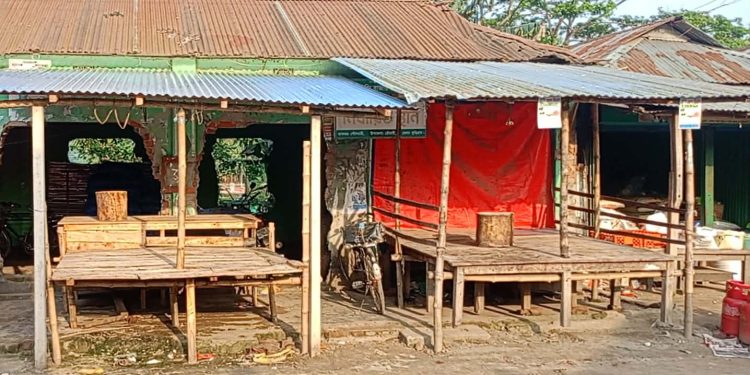 রৌমারীর বড়াইকান্দিতে গাভিন গরু জবাই করে মাংস বিক্রির অভিযোগ।