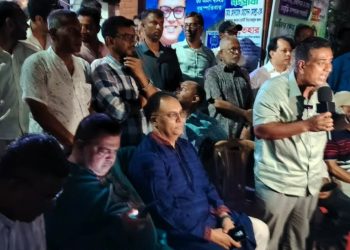 প্রেসক্লাবে অতর্কিত হামলায় কর্মরত সাংবাদিকরা লাঞ্ছিত।