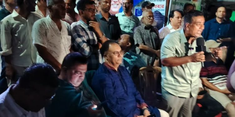 প্রেসক্লাবে অতর্কিত হামলায় কর্মরত সাংবাদিকরা লাঞ্ছিত।