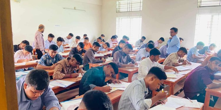 জামালপুরের মাদারগঞ্জে ৭  টি কেন্দ্রে এসএসসি ও সমমান  পরীক্ষায় অংশ নিলেন ৩১৭১ জন পরীক্ষার্থী।