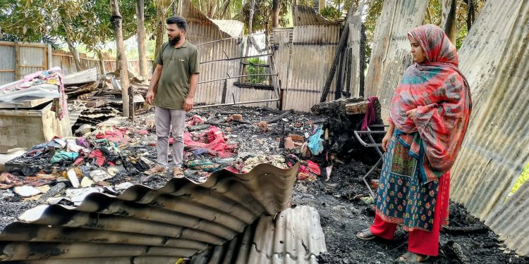 বেড়ায় চুরির আদলে সম্পদ লুট: প্রমাণ লোপাটে বসতবাড়িতে অগ্নিসংযোগ।