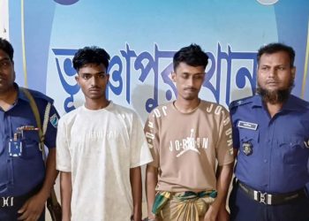 মোবাইলে গান বাজিয়ে মদ ও ইয়াবা সেবন: ভিডিও ভাইরাল, পুলিশের অভিযানে গ্রেফতার ২