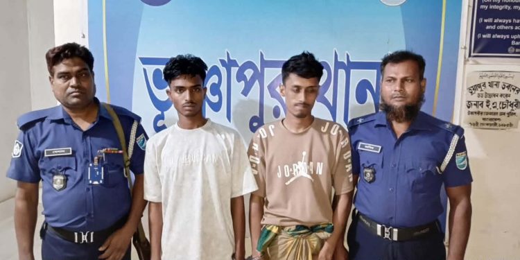 মোবাইলে গান বাজিয়ে মদ ও ইয়াবা সেবন: ভিডিও ভাইরাল, পুলিশের অভিযানে গ্রেফতার ২