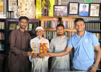 কৃতী শিক্ষার্থীদের সংবর্ধনা দিল বাতিঘর আদর্শ পাঠাগার।