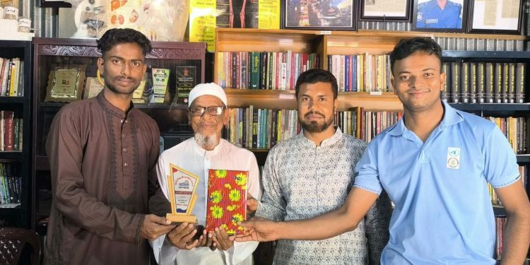 কৃতী শিক্ষার্থীদের সংবর্ধনা দিল বাতিঘর আদর্শ পাঠাগার।