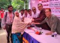 টাঙ্গাইলে রেড ক্রিসেন্টের সহায়তা উপকারভোগীদের মাঝে চেক ও নগদ অর্থ বিতরণ।