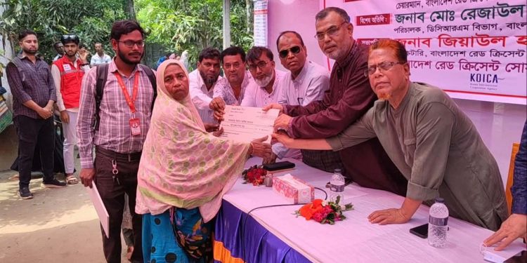 টাঙ্গাইলে রেড ক্রিসেন্টের সহায়তা উপকারভোগীদের মাঝে চেক ও নগদ অর্থ বিতরণ।