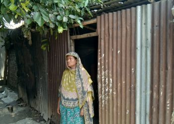 রৌমারীতে অসহায় নারীকে বিবাহ করে ভরণপোষণ না দেওয়ার অভিযোগ স্ত্রী আন্জুয়ারা খাতুনের।