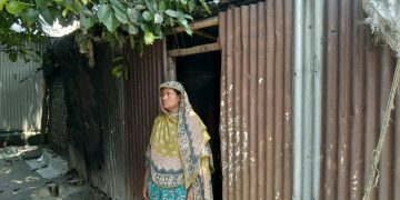 রৌমারীতে অসহায় নারীকে বিবাহ করে ভরণপোষণ না দেওয়ার অভিযোগ স্ত্রী আন্জুয়ারা খাতুনের।