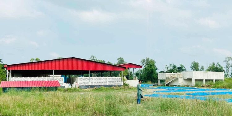 জামালপুরের মাদারগঞ্জে সড়কে পাশেই ময়লার স্তূপ’ দূর্গন্ধে অতিষ্ট পথচারীরা’ অকেজো কোটি টাকার ডাম্পিং স্টেশন।