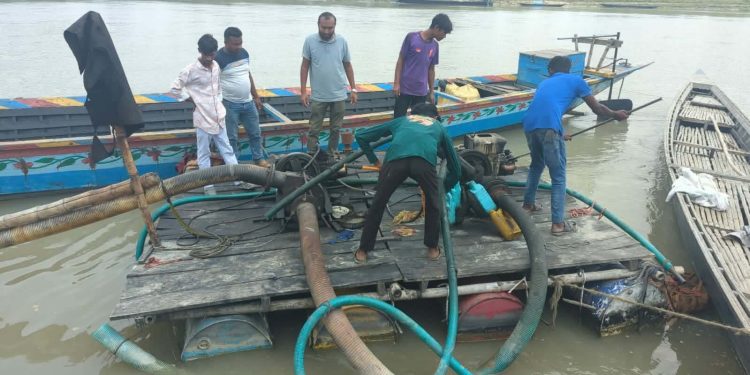 টাঙ্গাইলের নাগরপুরে অবৈধ বালু উত্তোলনে অভিযান: ড্রেজার অকেজো, জেল-জরিমানা।