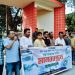 রৌমারীতে অবহেলিত রাস্তা সংষ্কারের দাবিতে এলাকা বাসির মানববন্ধন।