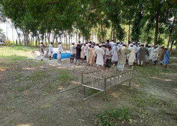 মৃত লাশ কবর দিতে বাধা দেয়ার মতো অমানবিক ঘটনার সাক্ষী হল বেড়ার তারাপুর বাসী।