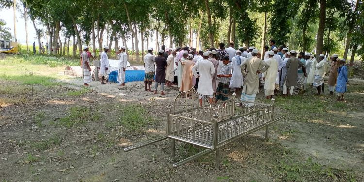 মৃত লাশ কবর দিতে বাধা দেয়ার মতো অমানবিক ঘটনার সাক্ষী হল বেড়ার তারাপুর বাসী।