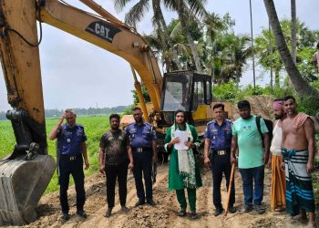 বেড়া কাজীপাড়ায় পুকুরপাড়ে অবৈধ মাটি কাটার দায়ে ভ্রাম্যমাণ আদালতে এক লাখ টাকা জরিমানা।
