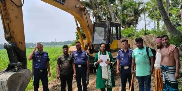 বেড়া কাজীপাড়ায় পুকুরপাড়ে অবৈধ মাটি কাটার দায়ে ভ্রাম্যমাণ আদালতে এক লাখ টাকা জরিমানা।