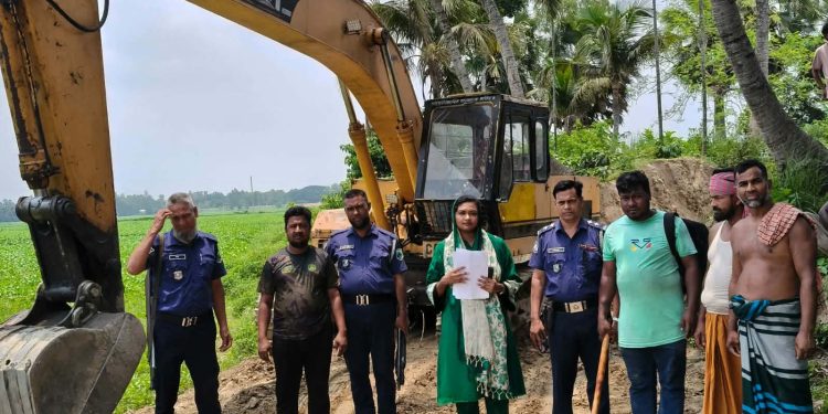 বেড়া কাজীপাড়ায় পুকুরপাড়ে অবৈধ মাটি কাটার দায়ে ভ্রাম্যমাণ আদালতে এক লাখ টাকা জরিমানা।