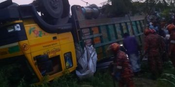 টাঙ্গাইলে রডবোঝাই ট্রাক খাদে, নিহত ১৫।