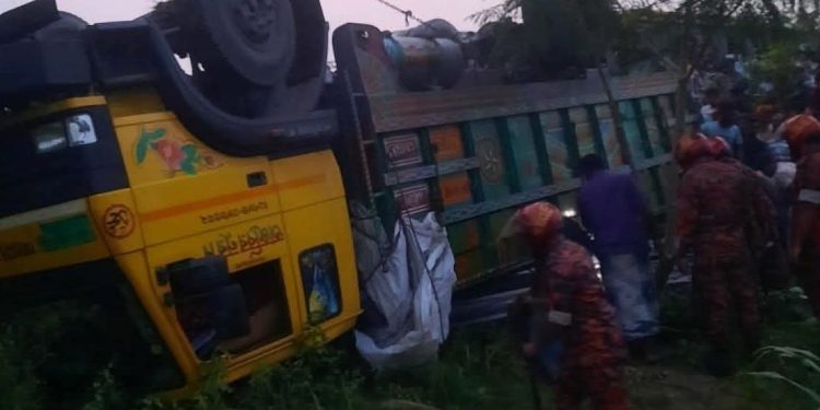 টাঙ্গাইলে রডবোঝাই ট্রাক খাদে, নিহত ১৫।