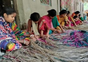 টাঙ্গাইলে কালের গর্ভে বিলীন হচ্ছে ঐতিহ্যবাহী পাটি শিল্প।
