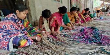 টাঙ্গাইলে কালের গর্ভে বিলীন হচ্ছে ঐতিহ্যবাহী পাটি শিল্প।
