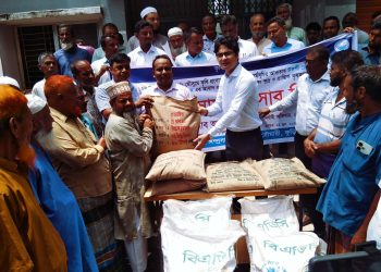 রৌমারী উপজেলার প্রন্তিক কৃষকের মাঝে বিনা মূল্যে স্যার ও বীজ বিতরণ।