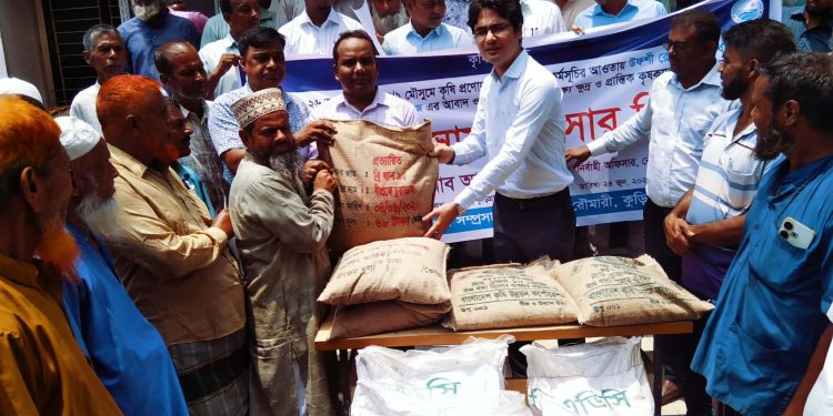 রৌমারী উপজেলার প্রন্তিক কৃষকের মাঝে বিনা মূল্যে স্যার ও বীজ বিতরণ।