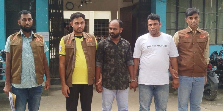 পুলিশে চাকরি দেওয়ার নামে প্রতারণার চেষ্টাকালে দুই প্রতারক গ্রেফতার।