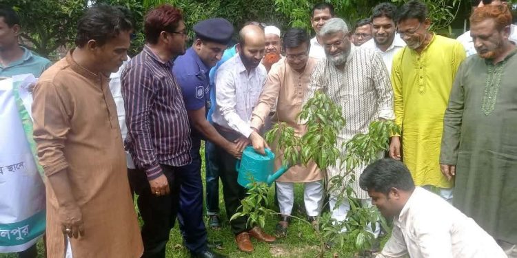 মাদারগঞ্জে বৃক্ষরোপন কর্মসূচি উদ্বোধন।