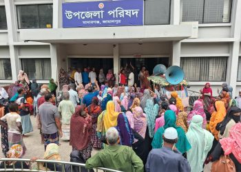 মাদারগঞ্জে আমানতকারীদের আন্দোলনে উপজেলা প্রশাসনের সকল সরকারি অফিস বন্ধ’ ব্যহত হচ্ছে নাগরিক সেবা।