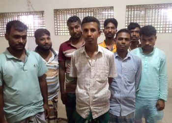 বেড়ায় গভীর রাতে পুলিশের অভিযান: ৮ জুয়াড়ি গ্রেফতার।