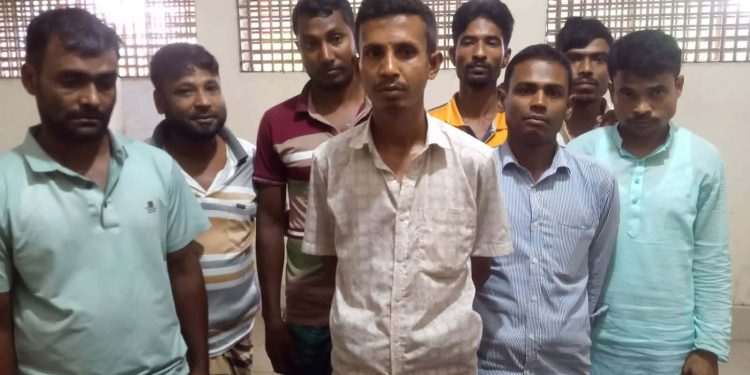 বেড়ায় গভীর রাতে পুলিশের অভিযান: ৮ জুয়াড়ি গ্রেফতার।