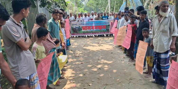 জামালপুরের মাদারগঞ্জে ব্রীজ ও পাকা রাস্তা নির্মাণের দাবীতে এলাকাবাসী’র মানববন্ধন।