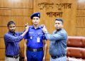 পাবনায় পদোন্নতিপ্রাপ্ত পুলিশ সদস্যকে র‍্যাংক ব্যাজ পরালেন পুলিশ সুপার।