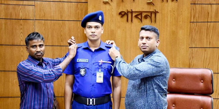 পাবনায় পদোন্নতিপ্রাপ্ত পুলিশ সদস্যকে র‍্যাংক ব্যাজ পরালেন পুলিশ সুপার।