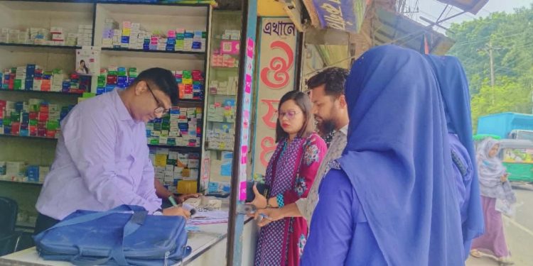 টাঙ্গাইলে ফার্মেসিতে মোবাইল কোর্ট: ৩ প্রতিষ্ঠানকে জরিমানা।