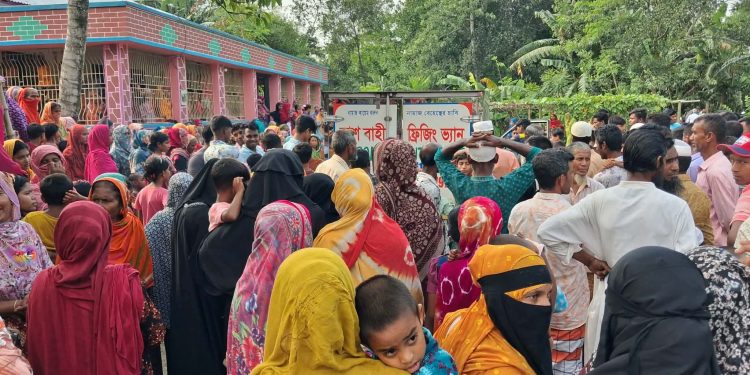 ইরাকে সড়কদুর্ঘটনায় নিহত’ মাদারগঞ্জের দুই যুবকের মরদেহ এলো বাড়ীতে’ দেখতে শতশত মানুষের ভীড়।