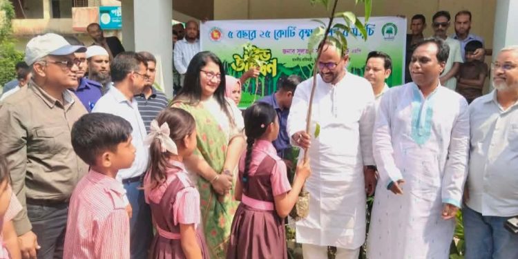 টাঙ্গাইলে বৃক্ষরোপণ কর্মসূচির উদ্বোধন।