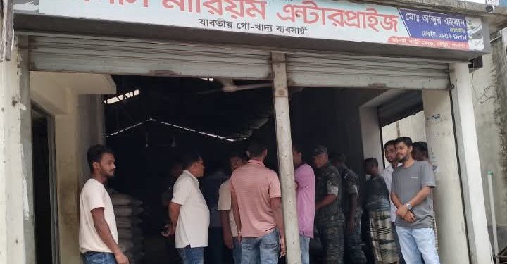 বেড়ায় অনুমোদনহীন লোগো ব্যবহারে ভেজাল পোল্ট্রি ফিড তৈরি, ৫০ হাজার টাকা জরিমানা।
