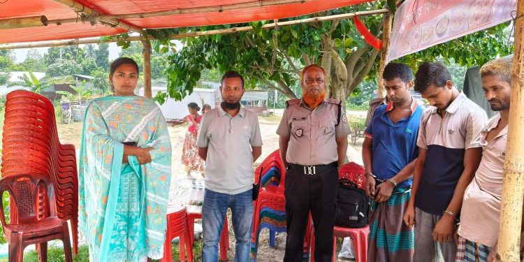 বেড়ায় ভ্রাম্যমাণ আদালতের অভিযান: ৪ মাদকসেবী ও বিক্রেতা কারাদণ্ড।