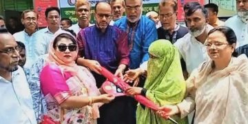 টাঙ্গাইলে রেড ক্রিসেন্ট সোসাইটির ছাতা ও মাস্ক বিতরণ।
