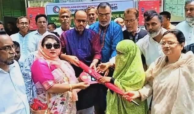 টাঙ্গাইলে রেড ক্রিসেন্ট সোসাইটির ছাতা ও মাস্ক বিতরণ।