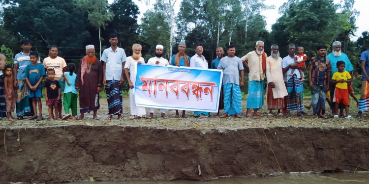 উলিপুর উত্তর নামাজের চর নদী ভাঙ্গনরোধের দাবীতে মানববন্ধন।