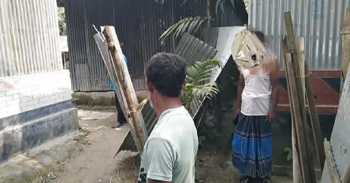 রৌমারীতে জমি -জমাকে কেন্দ্র করে এক নারীকে মিথ্যা অপবাদ দিয়ে ঘরবাড়ি ভাংচুরের অভিযোগ।