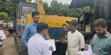 টাঙ্গাইলে টায়ার পুড়িয়ে তেল তৈরির অবৈধ কারখানায় অভিযান, জরিমানা ৫০ হাজার।