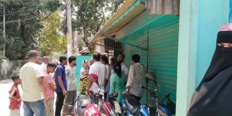 টাঙ্গাইলে বৃদ্ধের মৃত্যুকে ঘিরে চাঞ্চল্য, পরিবারের সদস্যদের বিরুদ্ধে নির্যাতনের অভিযোগ।