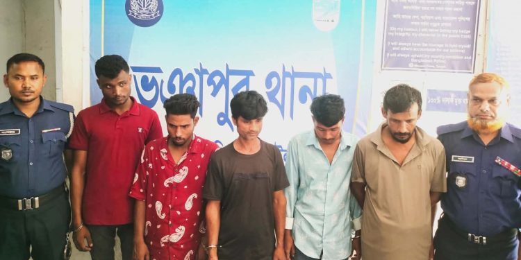 যমুনা নদীতে ডাকাতির প্রস্তুতিকালে নৌকাসহ ৫ সদস্য আটক।