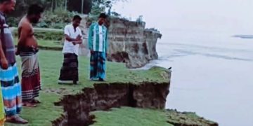 রৌমারীতে ব্রহ্মপুত্র নদের করাল গ্রাসে হারিয়ে যাওয়ার পথে কয়েকটি গ্রামের মানচিত্র।