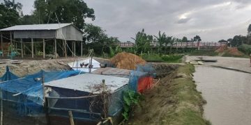 মাদারগঞ্জে সাড়ে ৩ কোটি টাকার সেতুর মুখ ভরাট, বন্ধ পানির প্রবাহ, ক্ষুব্ধ এলাকাবাসী লিখিত অভিযোগ।