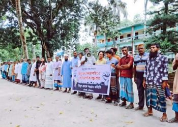 রৌমারীতে তীব্র লোডশেডিং ও ভূতুড়ে বিদ্যুৎ বিলের প্রতিবাদে এলাকাবাসীর বিক্ষোভ মিছিল ও মানববন্ধন।